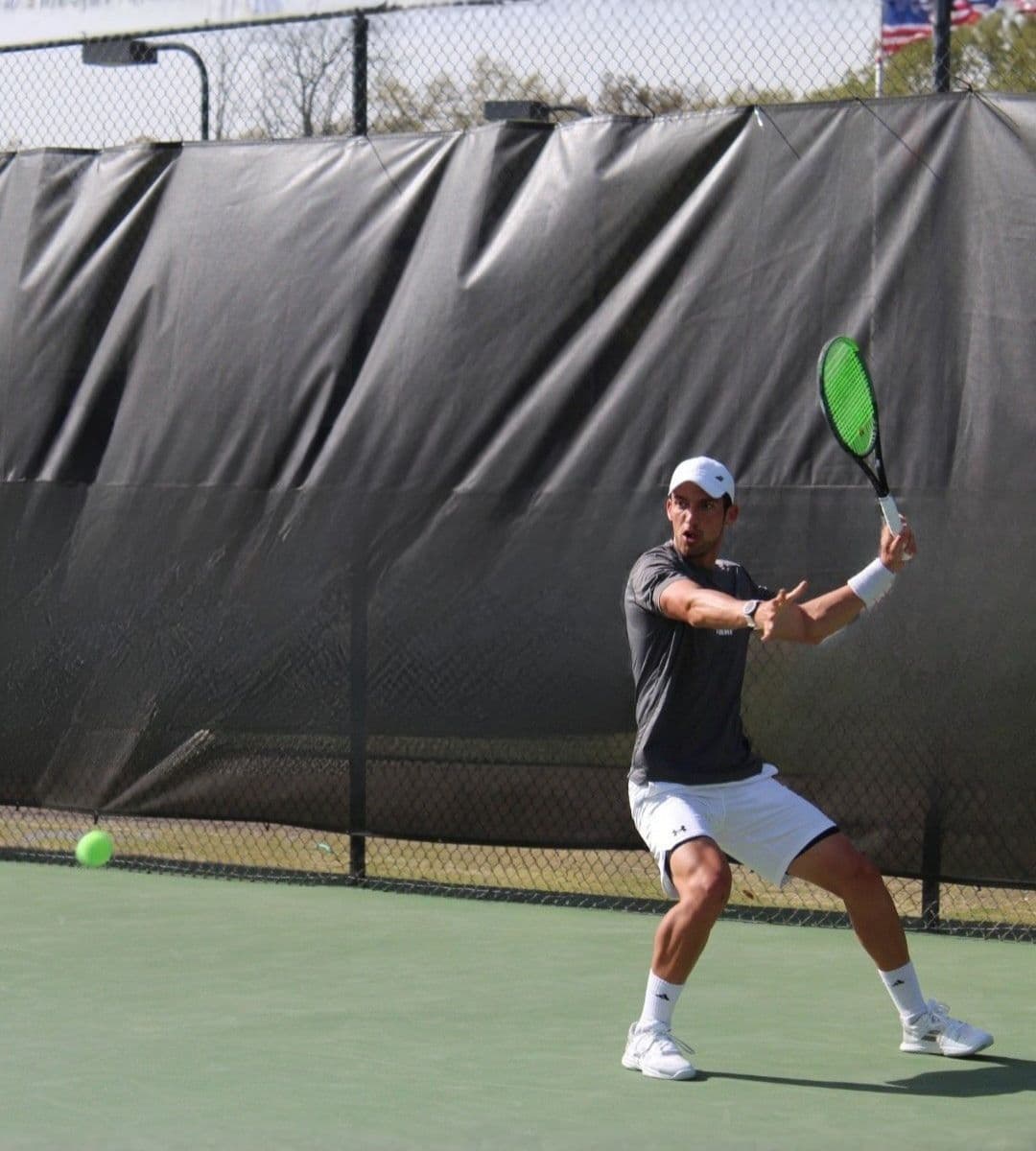 Franco jugando al tenis