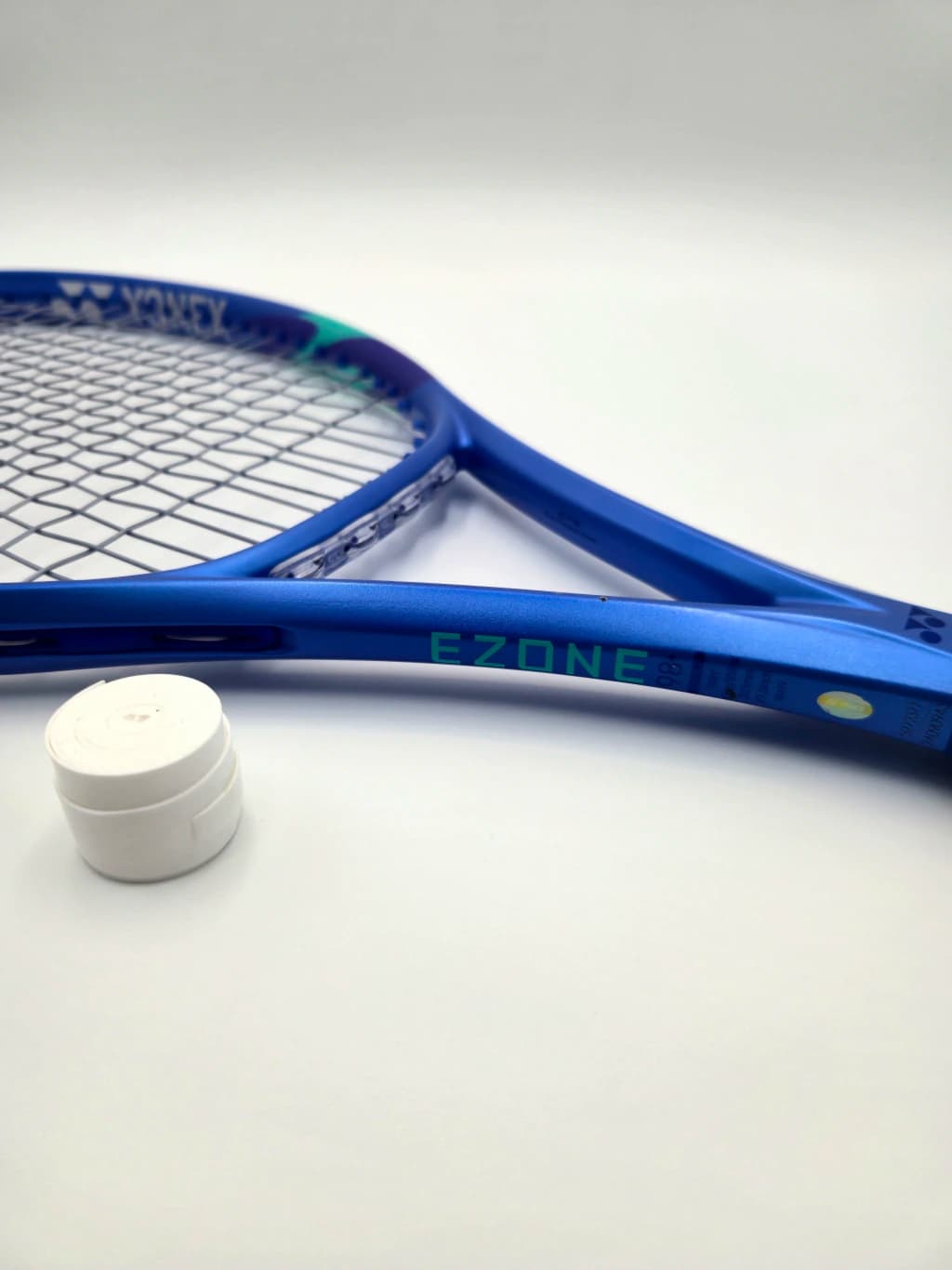 Yonex Ezone 98+ 2025, 305g, 16x19, Aro 98, Grip 4 1/4 Buena + Cubregrip